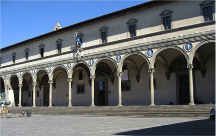 Ospedale di S Maria degli Innocenti met boven tussen de bogen van het witte gebouw de tondi van Andrea Della Robbia
