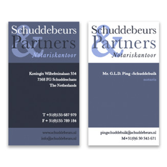 voor- en achterzijde van een concept vistekaartje voor een notariskantoor in verschillende blauwschakeringen