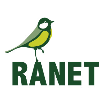 concept logo voor een bedrijf met vette letters en erboven een illustratie van een koolmees in drie kleuren groen