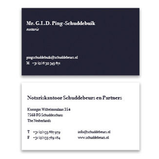 functioneel typografisch visitekaartje voor een notariskantoor in donkerblauw en wit