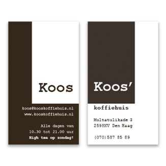 functioneel typografisch visitekaartje voor een koffiehuis in donkerbruin en wit